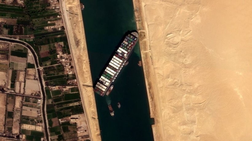 هيئة قناة السويس تواصل جهودها لإعادة تعويم سفينة الحاويات البنمية إيفر غيفين