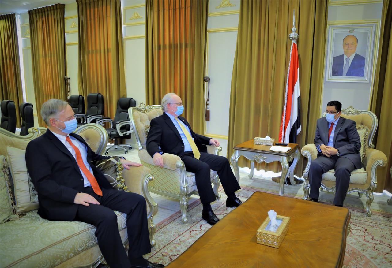 وزير الخارجية اليمني أحمد عوض بن مبارك يلتقي المبعوث الأمريكي تيم ليندركينغ