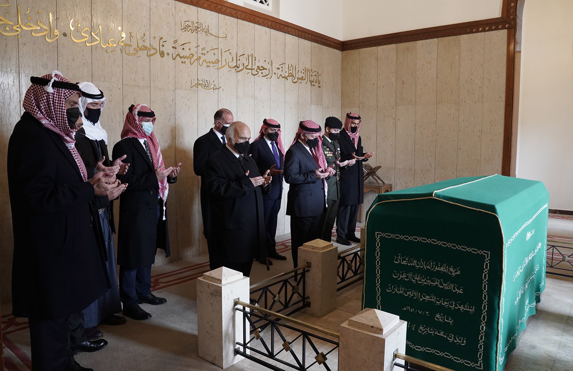 الملك الأردني الملك عبدالله الثاني وأفراد من العائلة بينهم الأمير حمزة خلال زيارة الأضرحة الملكية