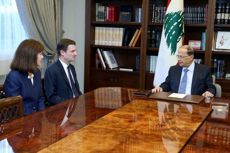 وكيل الخارجية الأمريكية ديفيد هيل والسفيرة الأمريكية في بيروت دوروثي شيا يلتقيان الرئيس اللبناني ميشال عون