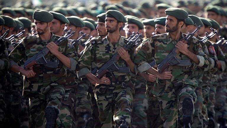 عرض عسكري للحرس الثوري الإيراني (رويترز)