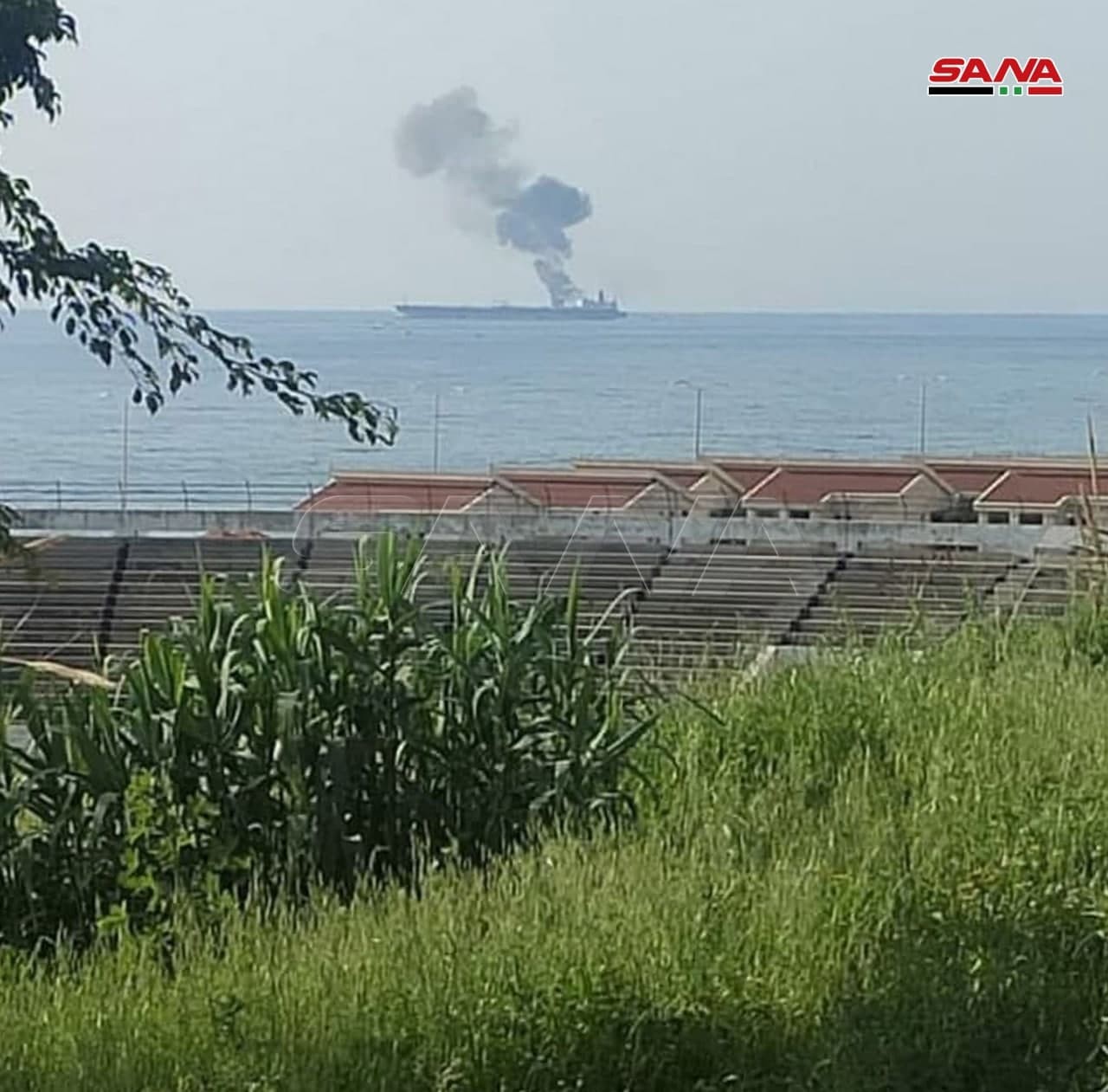 اندلاع حريق في أحد خزانات ناقلة نفط إيرانية قبالة سواحل بانياس السورية بعد تعرضها لهجوم بطائرة مسيرة