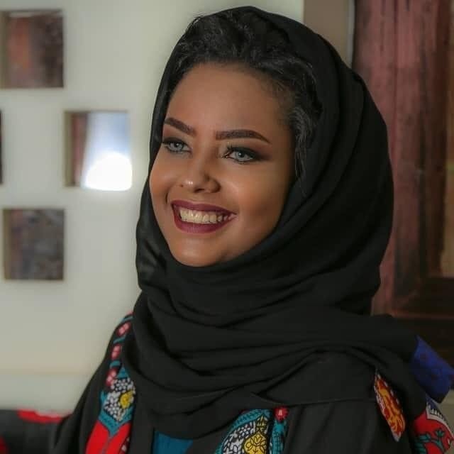 الممثلة وعارضة الأزياء اليمنية انتصار الحمادي محتجزة منذ أكثر من شهرين في سجون الحوثي