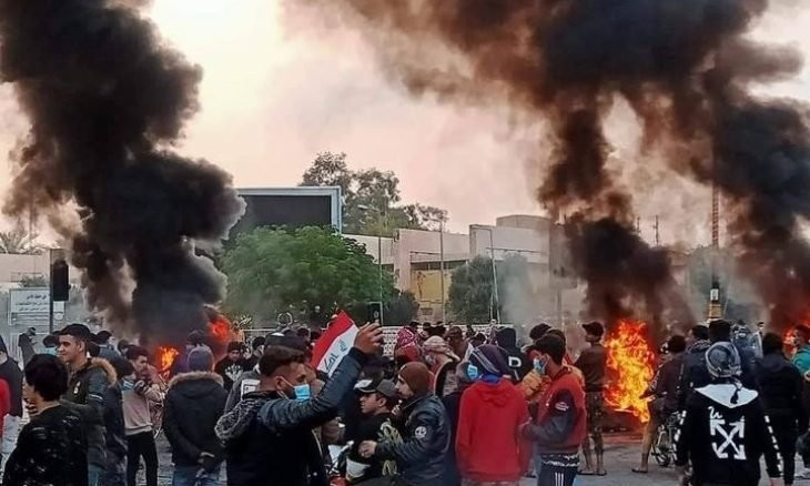 المحتجون أحرقوا  الإطارات أمام القنصلية الإيرانية في محافظة كربلاء (جنوب العراق)