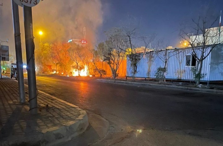 محتجون عراقيون حرقوا جزءا من قنصلية إيران في مدينة كربلاء