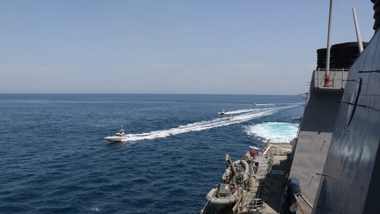 أربع سفن تابعة للبحرية التابعة للحرس الثوري الإسلامي الإيراني بالقرب من القوات البحرية الأمريكية في الخليج (رويترز)