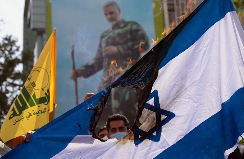 إيرانيون يحرقون العلم الإسرائيلي خلال تجمع حاشد لإحياء ذكرى يوم القدس في طهران  7 أيار 2021 (رويترز)