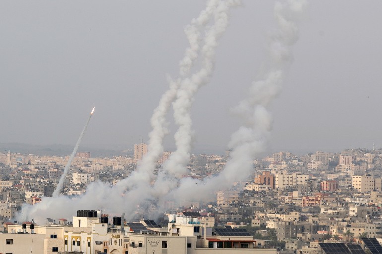 قذائف صاروخية تطلقها الفصائل الفلسطينية من غزة باتجاه المدن الإسرائيلية (رويترز)