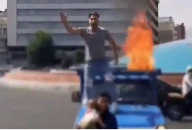 إيراني يحرق سيارته وسط طهران ويدعو الإيرانيين للنزول إلى الشوارع وإسقاط النظام