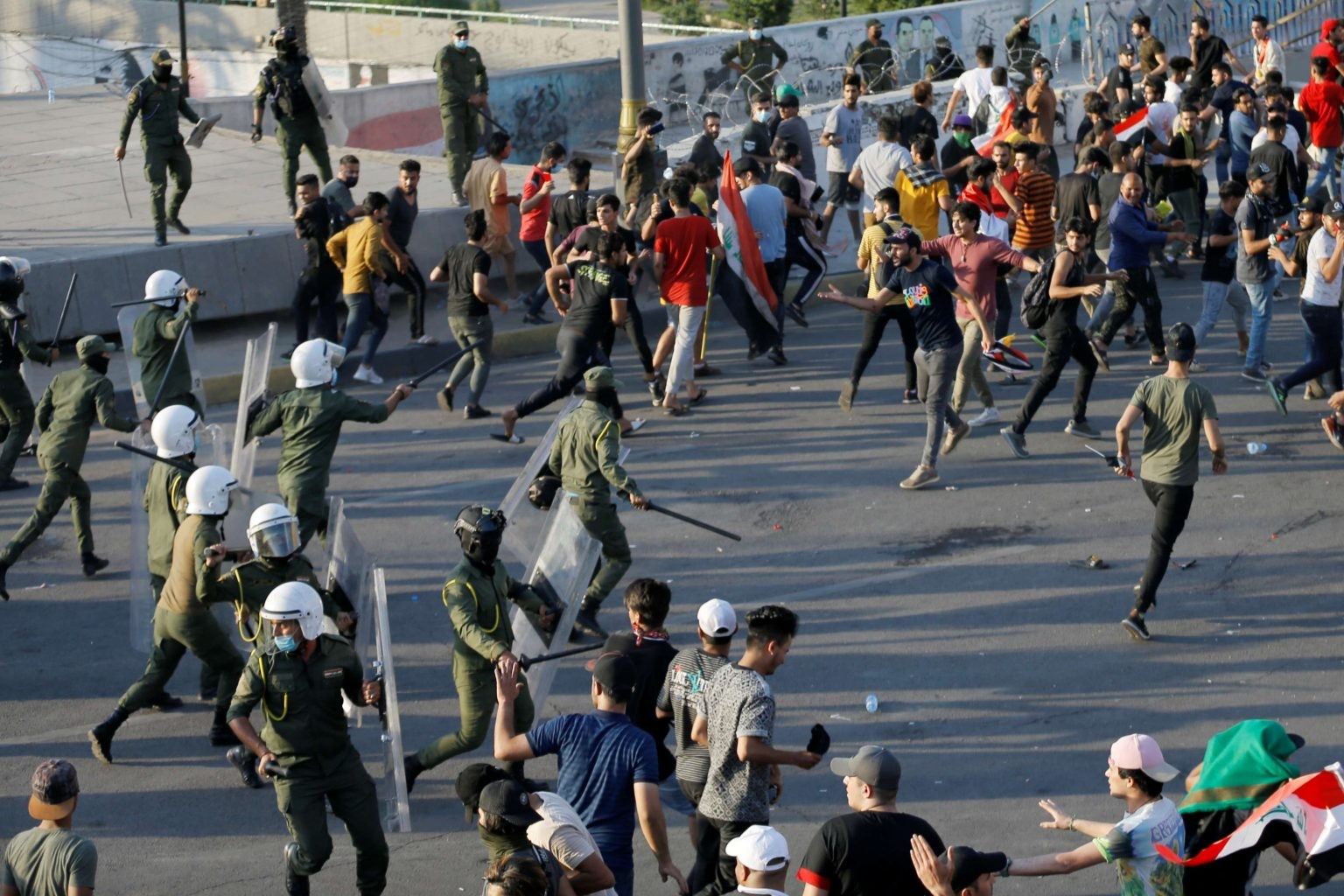 مفوضية حقوق الإنسان العراقية أفادت بمقتل متظاهر وإصابة آخرين برصاص قوات الأمن بساحة التحرير
