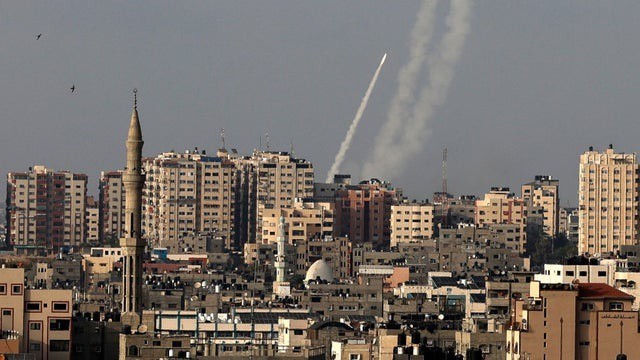 صواريخ تنطلق من غزة باتجاه المدن الإسرائيلية (رويترز)