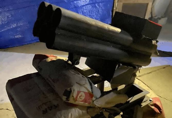 الشرطة الاتحادية عثرت على منصة إطلاق صواريخ بداخلها 3 صواريخ نوع كاتيوشا مع نضيدة معدة للإطلاق في منطقة حي الجهاد