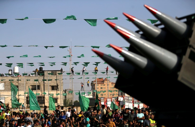 أنصار حماس يشاركون في مسيرة مناهضة لإسرائيل حيث يتم عرض الصواريخ على شاحنة من قبل نشطاء حماس في رفح، جنوب قطاع غزة، 28 أيار 2021، رويترز