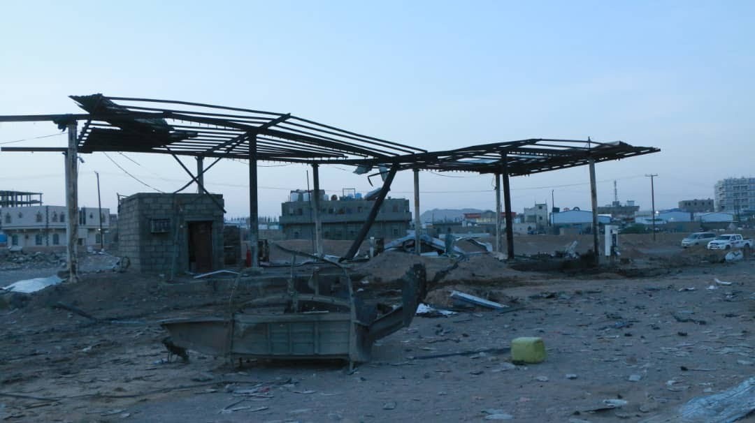الحكومة اليمنية قالت إن الانفجار الذي دمر محطة البنزين وأدى إلى مقتل 21 شخصا نتج عن صاروخ أطلقه الحوثيون على مأرب