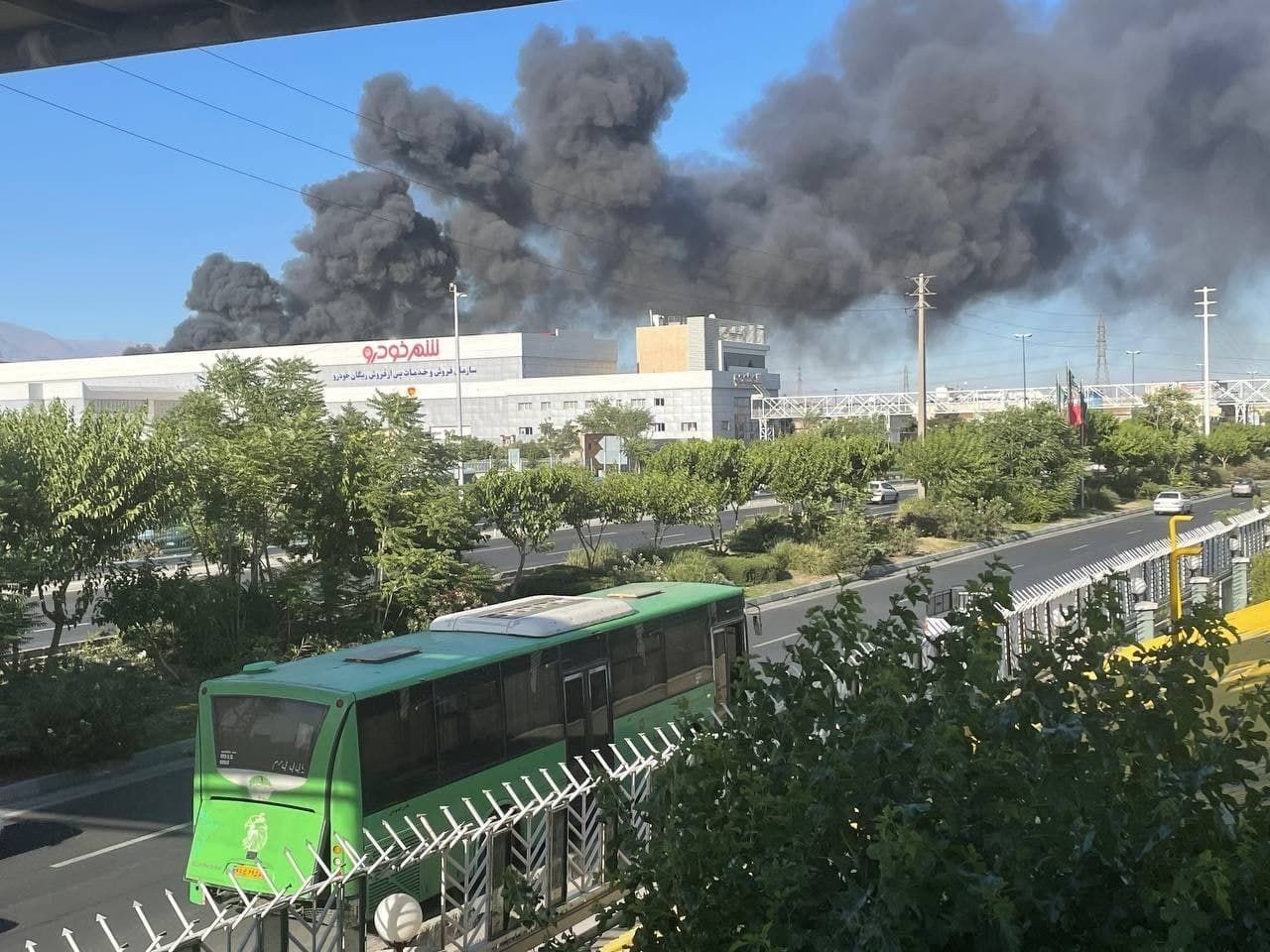 الحريق الذي اندلع في شركة "بهنوش" للمواد الغذائية غربي العاصمة طهران يوم الاثنين