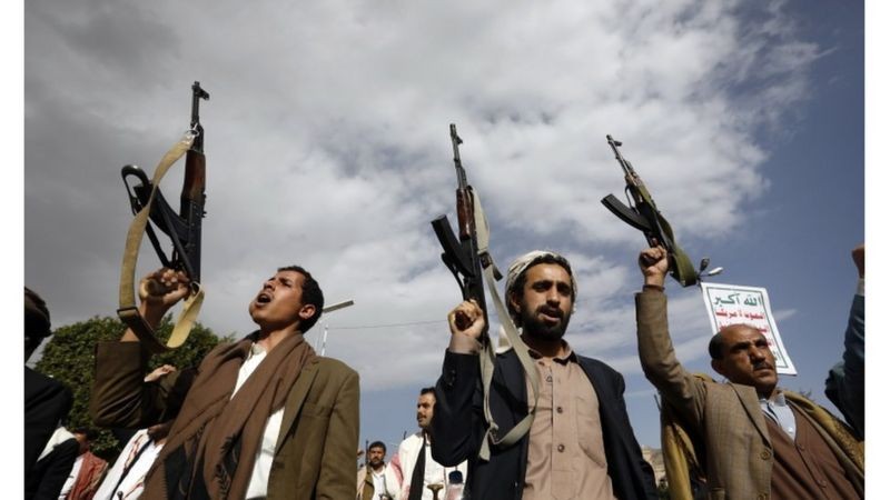 عناصر من ميليشيا الحوثي في اليمن يرفعون السلاح وشعار "الموت لأمريكا"
