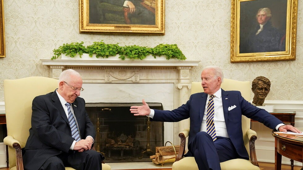 الرئيس الأمريكي جو بايدن يستقبل نظيره الإسرائيلي المنتهية ولايته رؤوفين ريفلين في البيت الأبيض (رويترز)