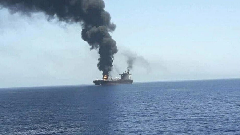 التلفزيون الإيراني نشر صورا للسفينة الإسرائيلية تظهر تصاعد النيران على متنها