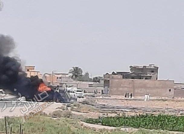 احتراق شاحنة تحمل أسلحة وذخيرة للحرس الثوري الإيراني بعد تعرضها لقصف جوي على الحدود العراقية السورية