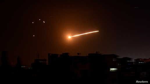 حطام أحد الصواريخ التي أطلقتها وسائل الدفاع الجوي السوري في أثناء الغارة الإسرائيلية الأخيرة سقطت داخل الأراضي الأردنية