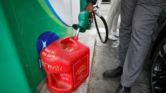 طهران استأنفت تصدير البنزين وزيت الغاز إلى أفغانستان قبل بضعة أيام، إثر تلقيها طلبا من حركة طالبان