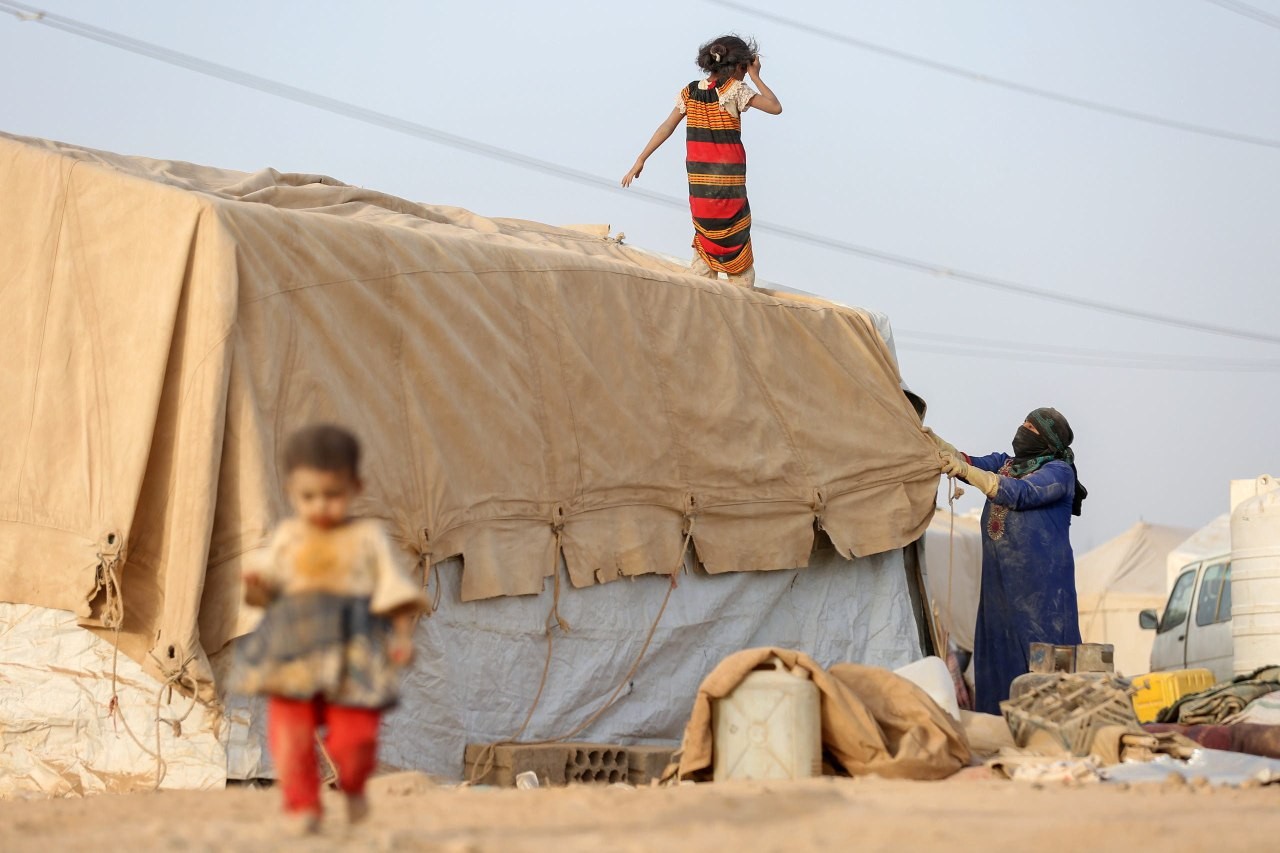 حذر مسؤول يمني من تفاقم الوضع الإنساني بسبب قصف الأحياء والقرى السكنية وتهجير السكان منها