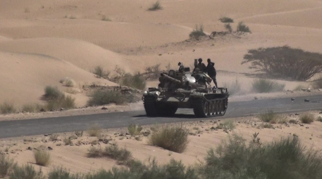استهدفت مدفعية الجيش تحركات وتجمعات للمليشيات الحوثية في جبهتي المشجح والكسارة غرب محافظة مأرب