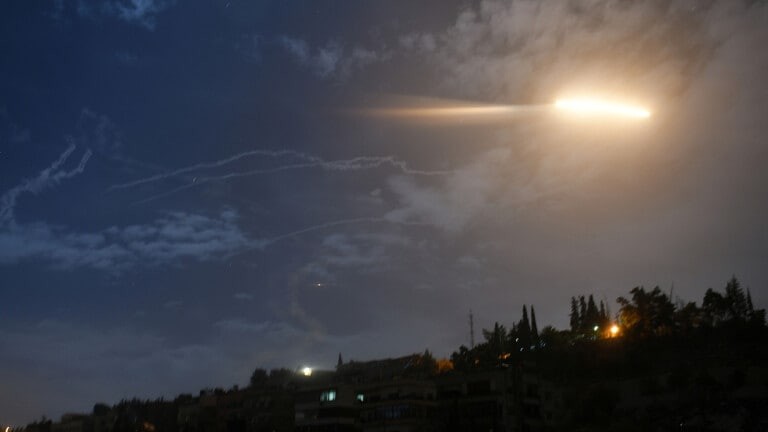 أخطأ أحد الصواريخ التي أطلقتها قوات النظام الطائرات، ودخل إسرائيل على علو شاهق وانفجر فوق البحر قبالة ساحل حيفا
