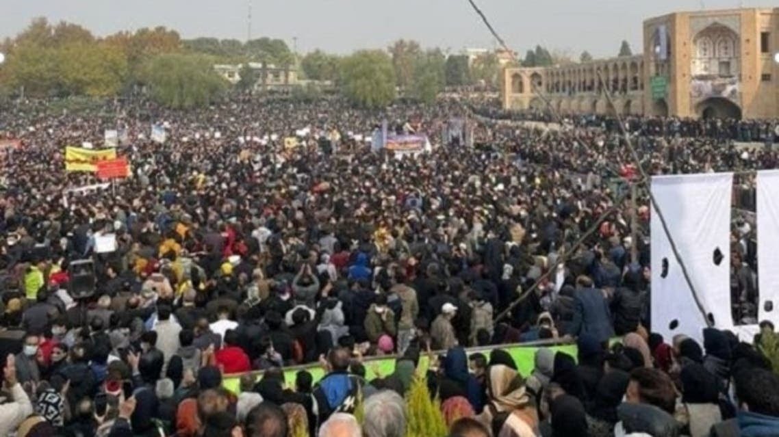 ينظم سكان أصفهان تظاهرات منذ أكثر من أسبوعين، للاحتجاج على الجفاف الحاد الذي تعانيه المنطقة منذ سنوات