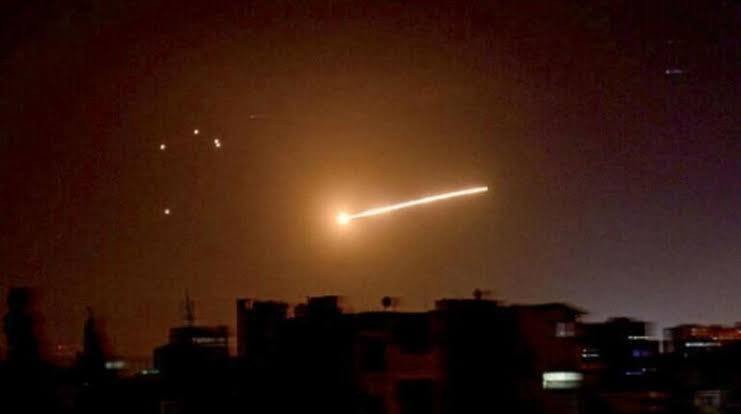 4 مقاتلات من نوع (إف - 16) إسرائيلية أطلقت في 16 كانون الأول بين الساعة 1:51 و1:59 ثمانية صواريخ مجنحة من أجواء الجولان على مواقع في محيط مطار دمشق الدولي