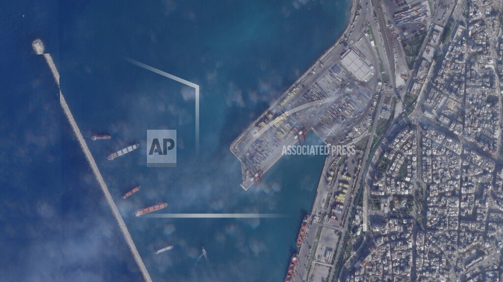 صور فضائية التقطتها شبكة Planet Labs تظهر ضبابا دخانيا كثيفا فوق محطة الحاويات
