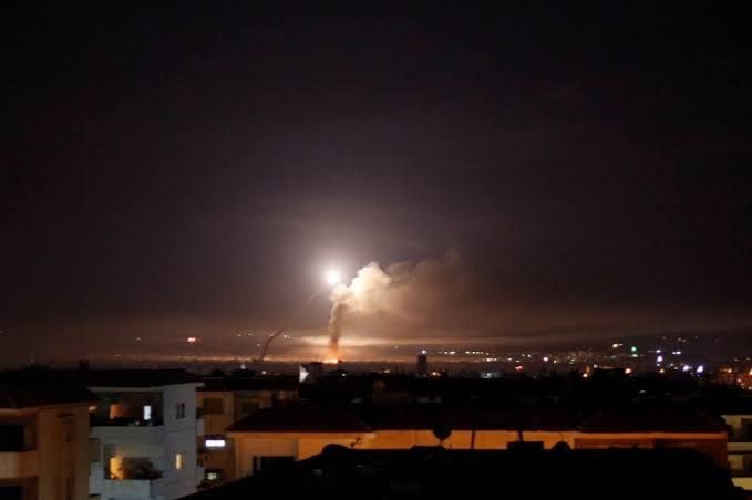 نفذت إسرائيل ضربة بعدة صواريخ أرض - أرض من منطقة الجولان السوري مستهدفة بعض النقاط في محيط بلدة زاكية