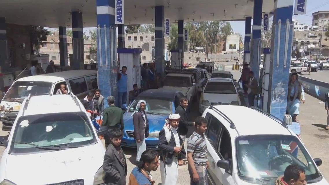 تشهد صنعاء والمحافظات الخاضعة لسيطرة الحوثيين للشهر الثاني على التوالي أزمة خانقة في مادتي البنزين والديزل ومادة الغاز المنزلي