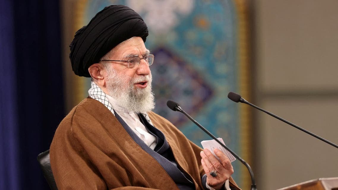 المرشد الإيراني علي خامنئي قال إن طهران لن تنحني أمام الضغوط الرامية لجعلها تقلص قوتها الدفاعية