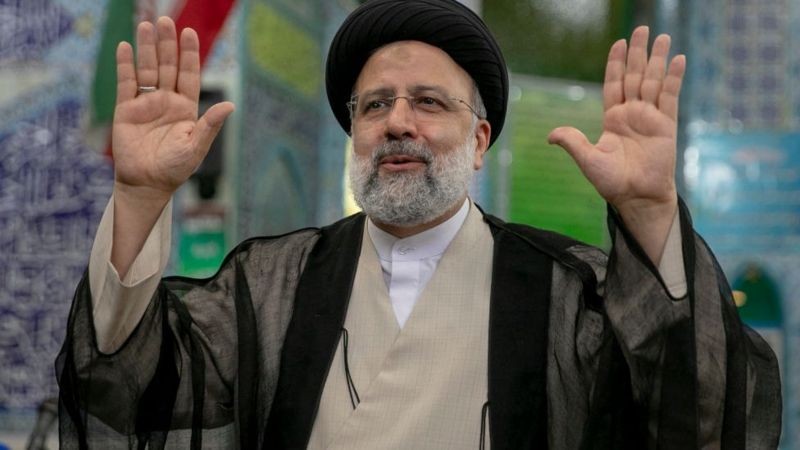 أقدم مهاجم على طعن ثلاثة رجال دين في أكثر المواقع الشيعية إجلالا في إيران