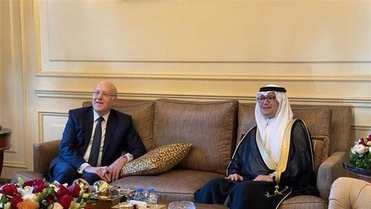 رئيس الحكومة اللبنانية نجيب ميقاتي خلال لقائه سفير السعودية في لبنان وليد البخاري