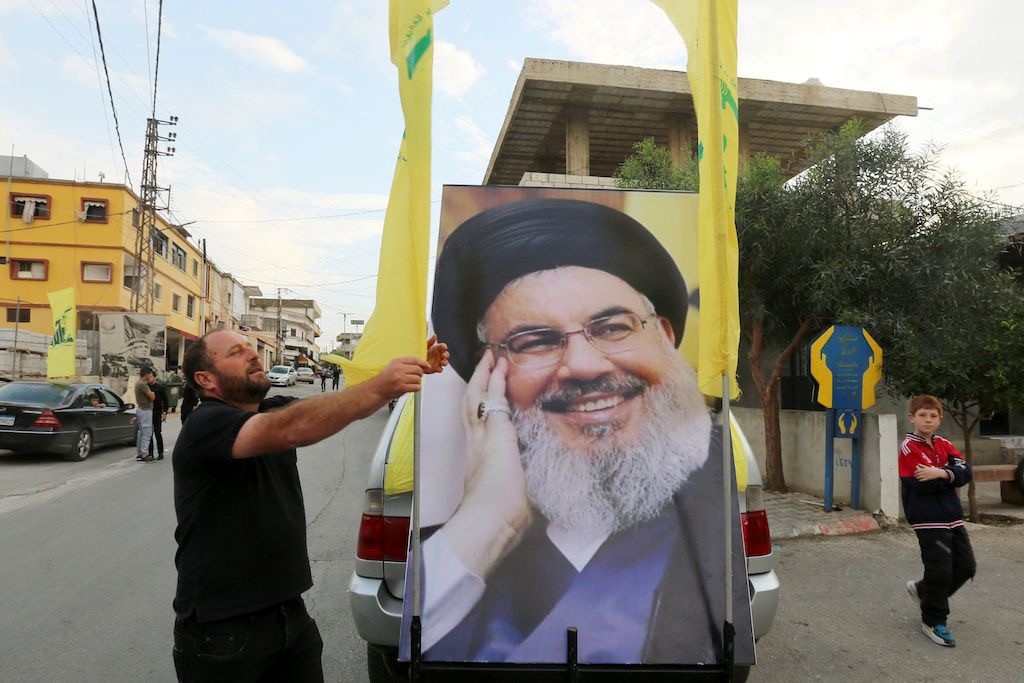 تزود إيران حزب الله بالمال والسلاح ضمن إطار ما يسمى "الهلال الشيعي"