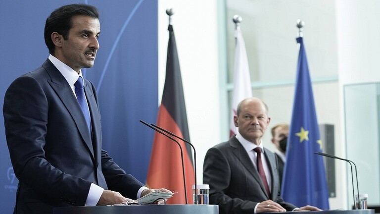 الشيخ تميم بن حمد آل ثاني خلال مؤتمر مشترك في برلين مع المستشار الألماني أولاف شولتس