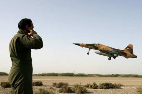 الطياران لقيا حتفهما بعد تحطم طائرتهما المقاتلة، وهي من طراز إف7، بالقرب من أنارك على بعد 200 كيلومتر شرقي مدينة أصفهان