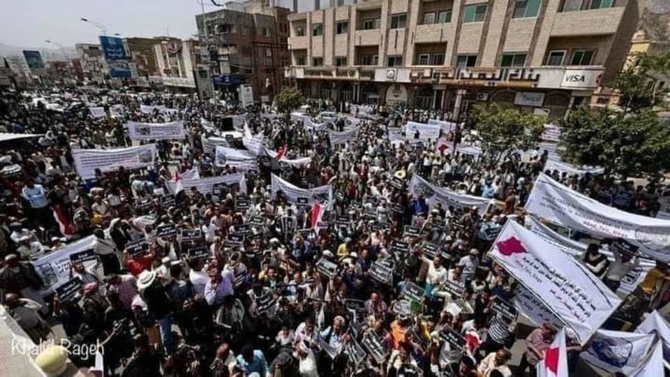الآلاف من سكان مدينة تعز اليمنية تظاهروا للمطالبة برفع الحصار المفروض من ميليشيا الحوثي على المدينة