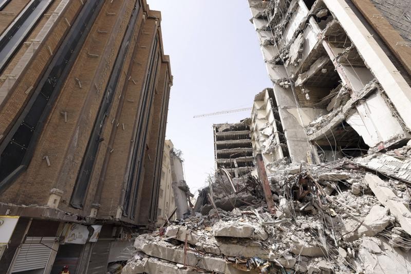 انهار برج في مبنى ميتروبول كان قيد الإنشاء في مدينة عبدان