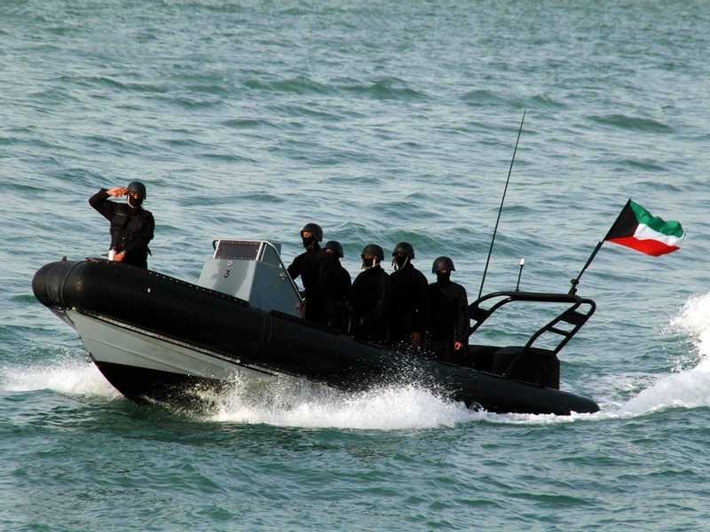 رجال الإدارة العامة لخفر السواحل في دولة الكويت أوقفوا قاربا إيرانيا بتهمة سلب صيادين كويتين في المياه الإقليمية الكويتية