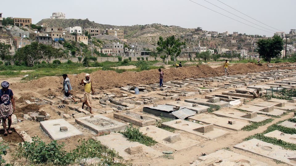 قيادات حوثية نافذة استولت على أكبر مقبرة في مدينة ذمار