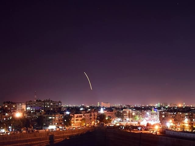 القصف الإسرائيلي على مطاري حلب ودمشق هدف إلى منع طائرتين إيرانيتين تحملان مكونات صواريخ دقيقة من الهبوط