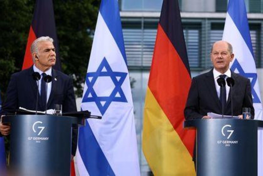 المستشار الألماني أولاف شولتس مع رئيس الوزراء الإسرائيلي يائير لابيد