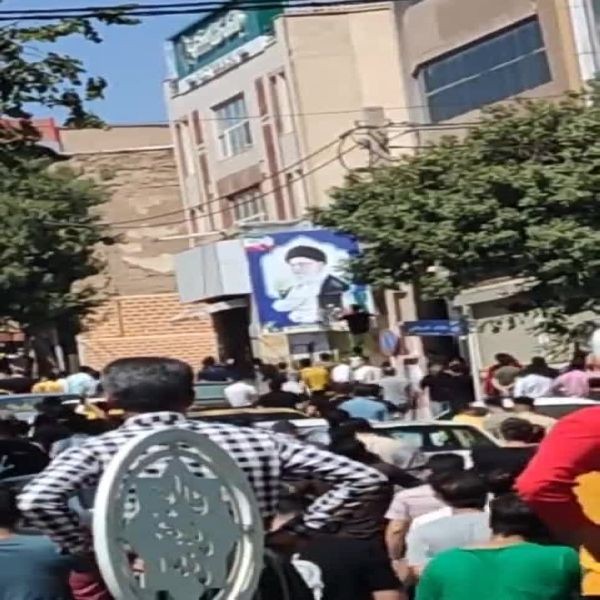 ردد عدد من المحتجين الذين تجمعوا بعد التشييع أمام قائمقامية هذه المدينة الكردية، هتافات "الموت للدكتاتور"