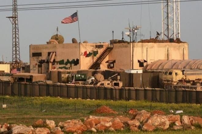 القاعدة الأمريكية في حقل العمر النفطي بدير الزور تعرضت للاستهداف بعدة صواريخ