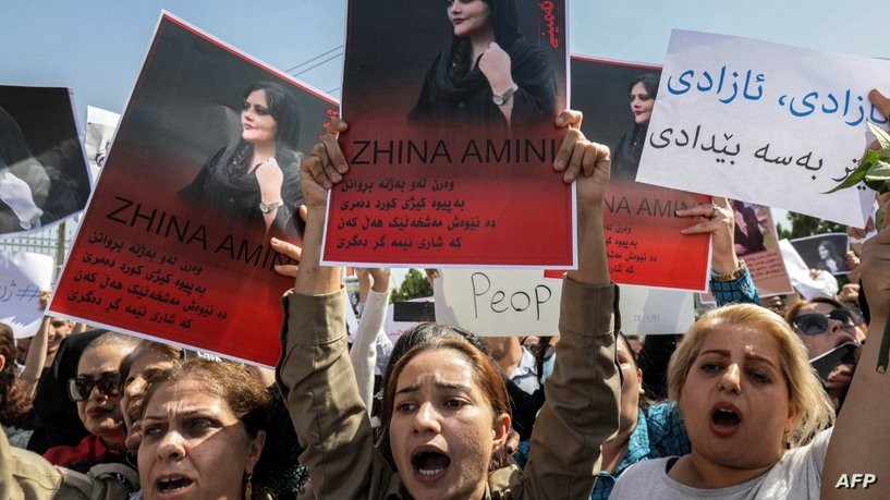 تستمر الاحتجاجات المناهضة للنظام الإيراني بعد مقتل الشابة "مهسا أميني" على يد قوات الشرطة