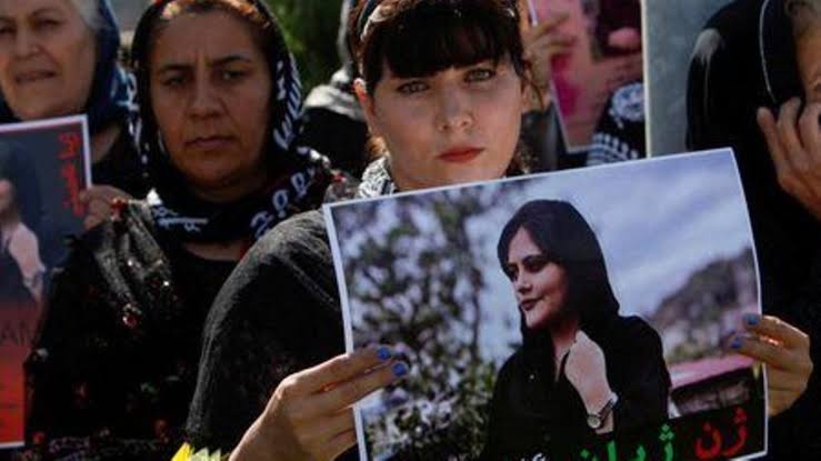 تظاهر المئات، السبت، أمام مكتب الأمم المتحدة في أربيل عاصمة إقليم كردستان العراق، احتجاجا على القمع في إيران