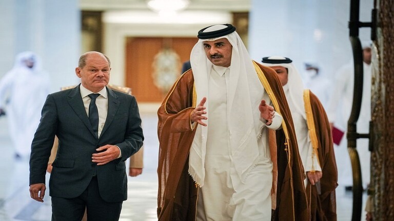 أمير قطري تميم بن حمد آل ثاني برفقة المستشار الألماني أولاف شولتس في الدوحة